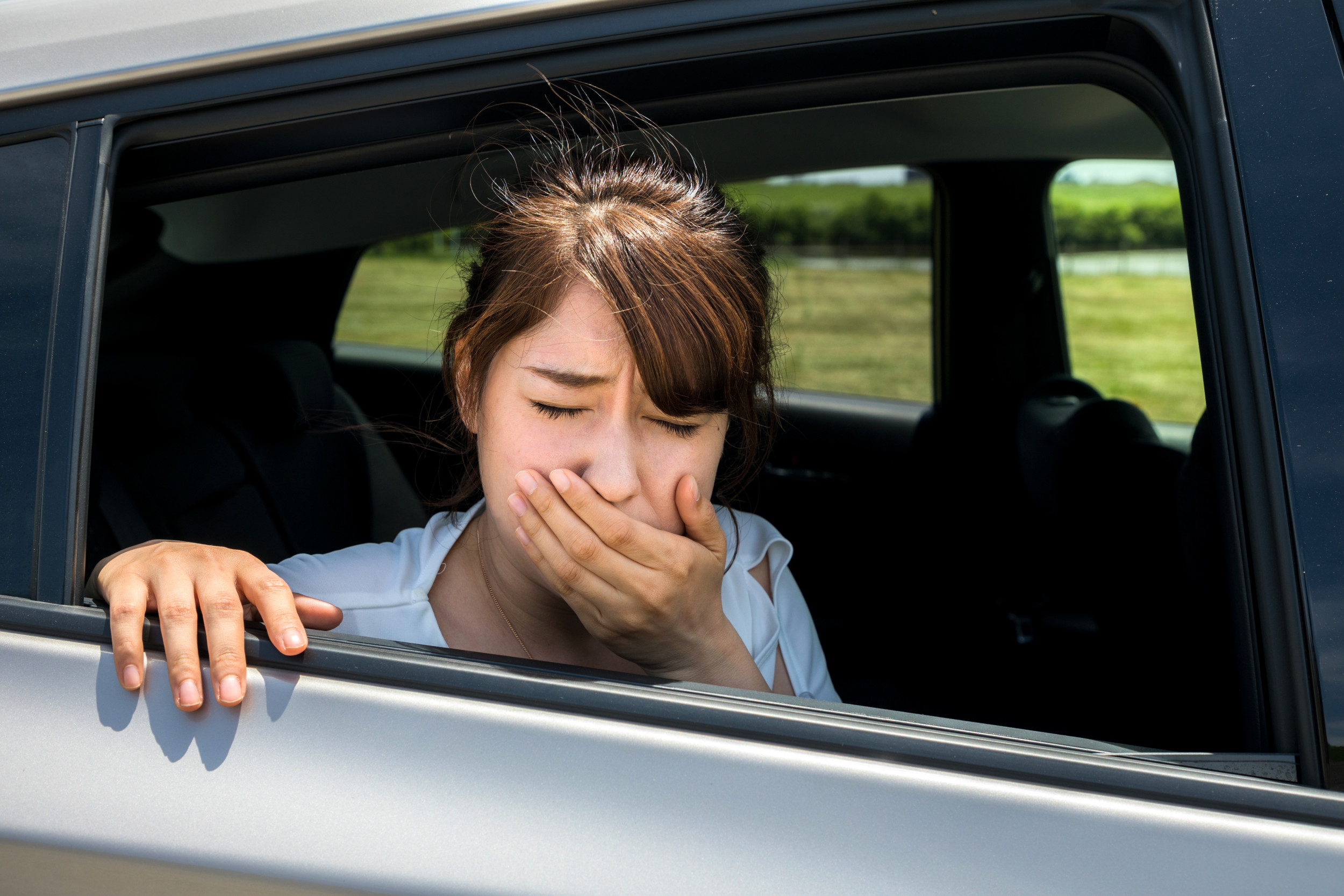 Муж заткнул рот жене и связал сучку в машине чтобы не мешала рулить