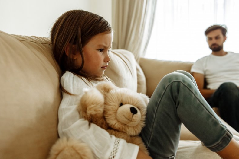 Papá que favorece al hijo sobre las hijas