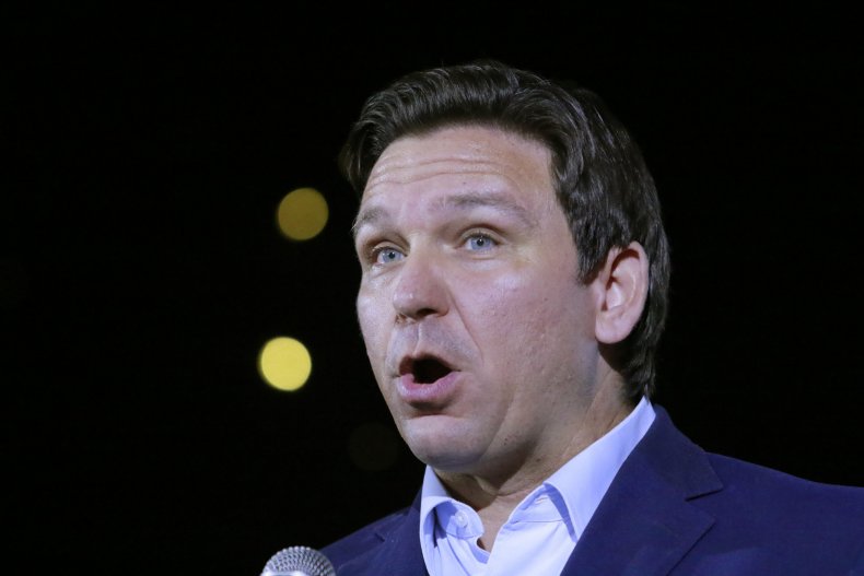 El gobernador de Florida, Ron DeSantis, habla durante una