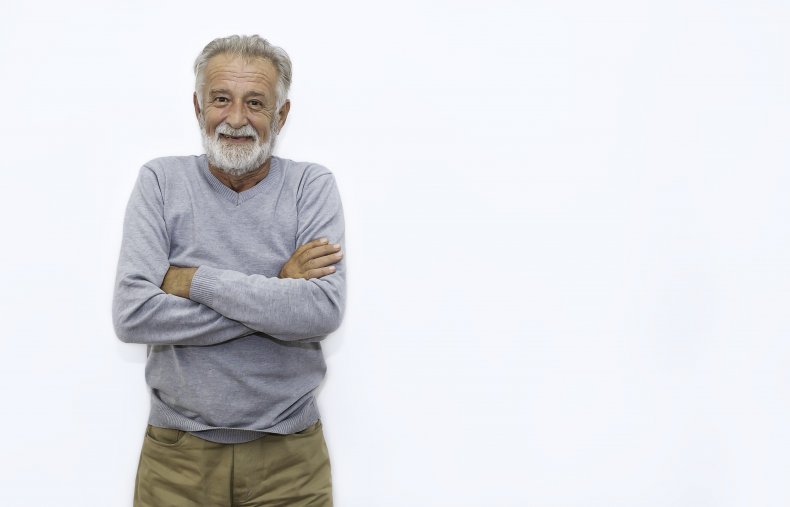 hombre con los brazos cruzados