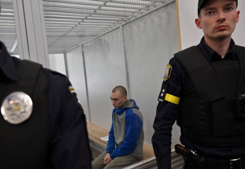 Rus askeri Ukraynalı duldan af diledi
