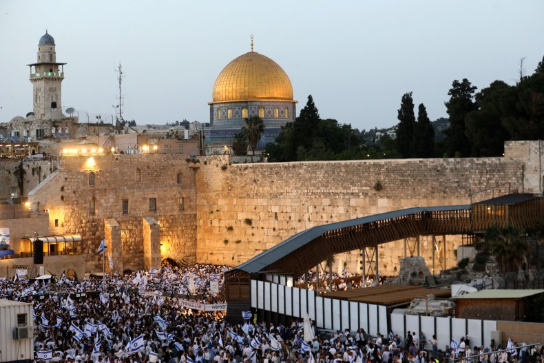 Demonstranten versammeln sich mit israelischen Fahnen am