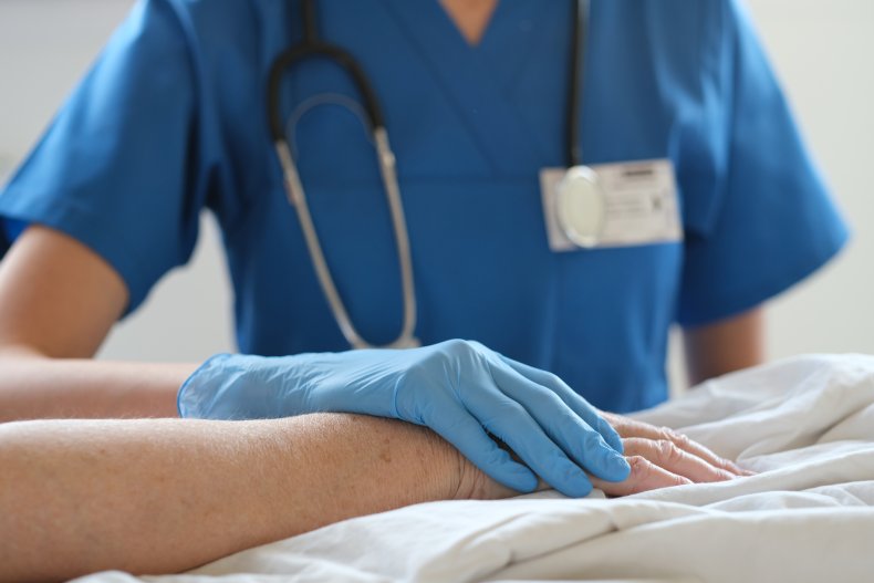 Krankenschwester oder Arzt, der die Hand des Patienten hält