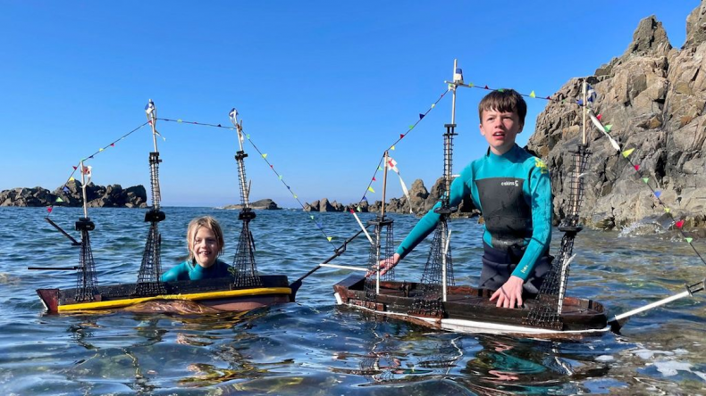 Ollie y Harry Ferguson con botes de juguete