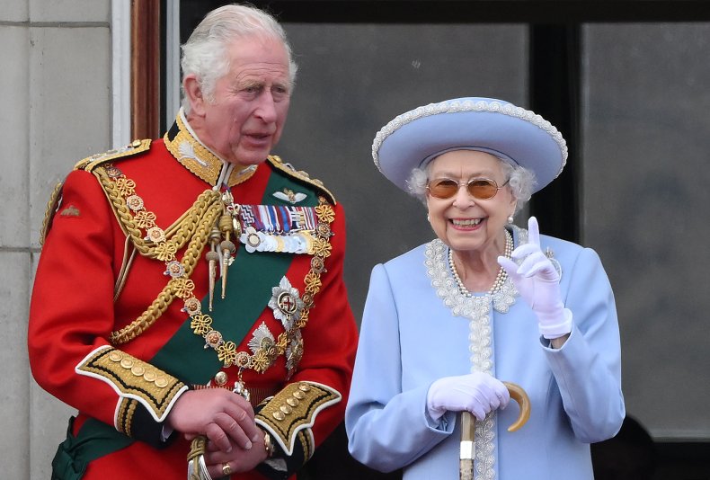 El rey Carlos III y la reina Isabel II