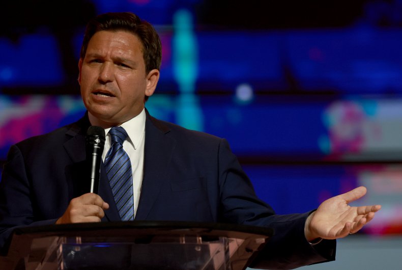 Le gouverneur de Floride, Ron DeSantis, prend la parole lors de la