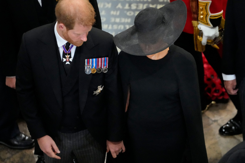 Herzog und Herzogin von Sussex Händchen haltend