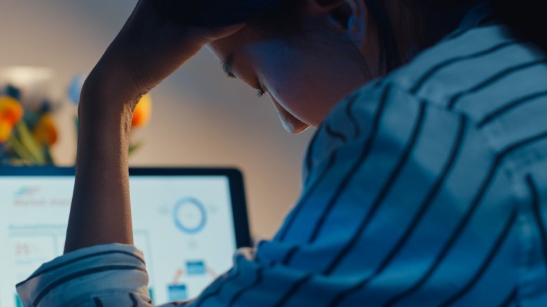 Gestresster Mitarbeiter am Computer