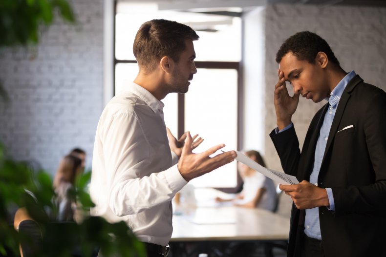confrontación entre compañeros de trabajo