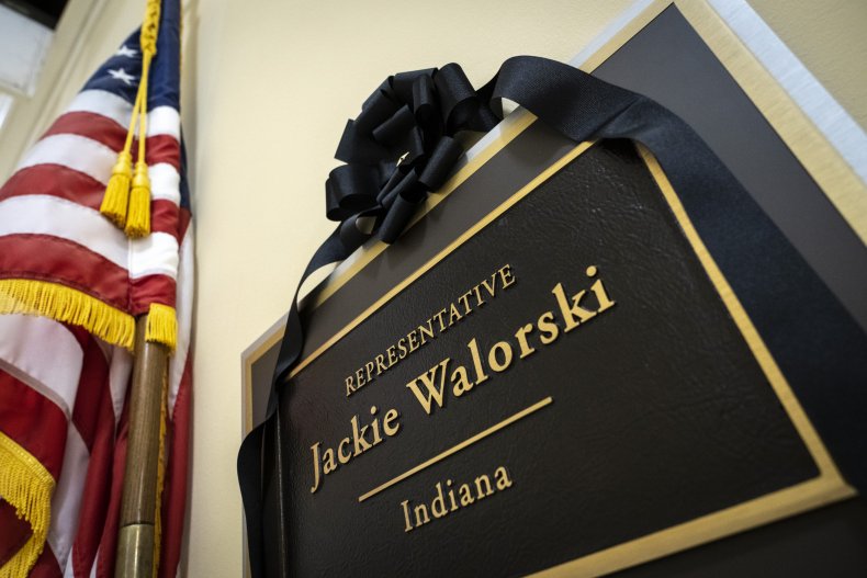 Il nastro nero adorna la targhetta di Jackie Walorski