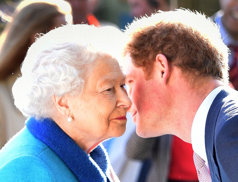 La reina Isabel II y el príncipe Harry
