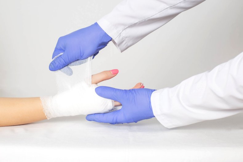 Doctor envolviendo la mano de la mujer