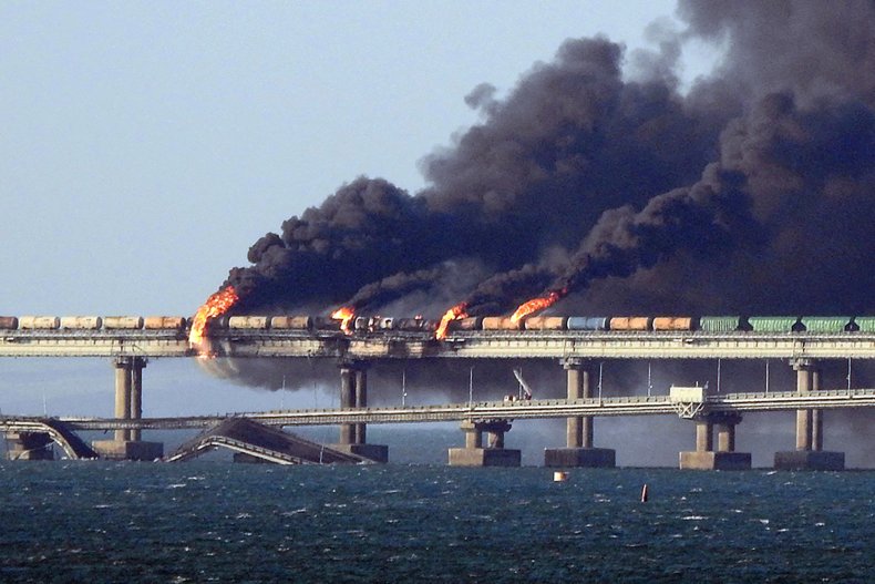 Puente de Kerch que une Crimea con Rusia en llamas
