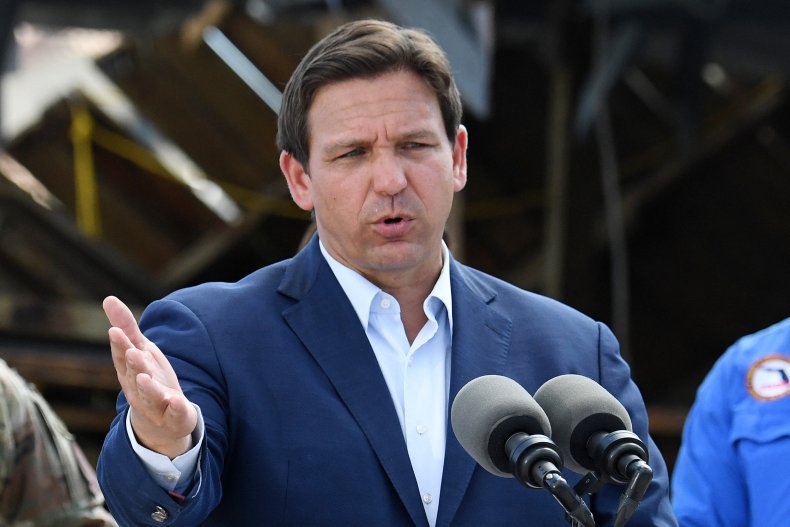 Ron DeSantis parla alla folla