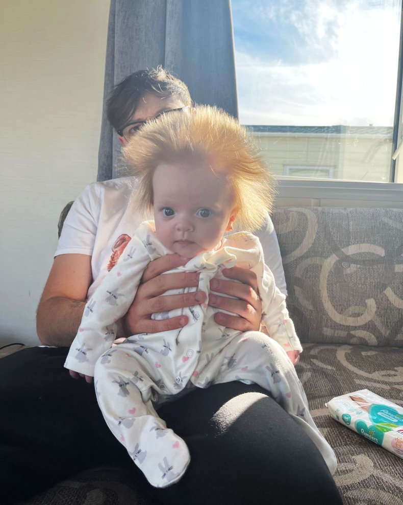 Baby mit langen Haaren 01
