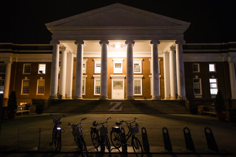 Lichter beleuchten ein Gebäude von UVA