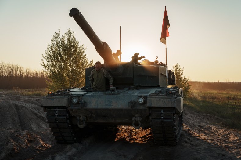 Ukraine counteroffensive will be "impressive": Lindsey Graham 2 Ukrainians train on Leopard 2 battle tanks