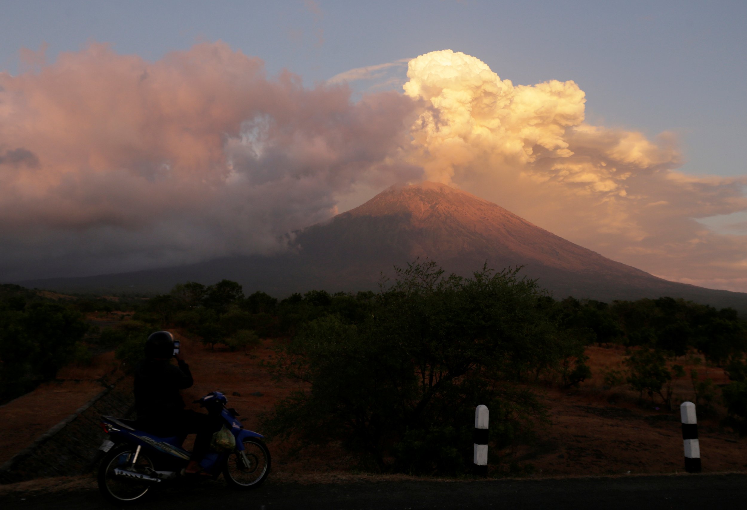  Bali  Volcano  Eruption Disrupts Travel  as Mount Agung Emits 