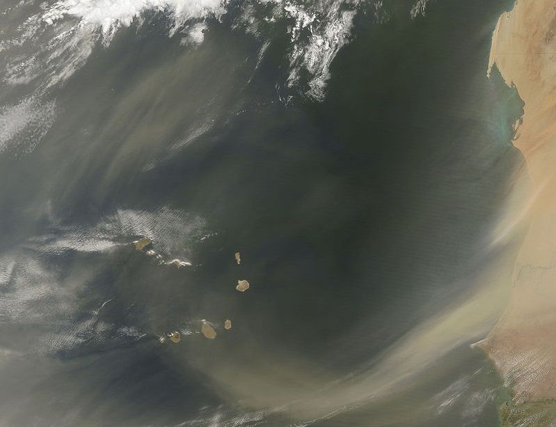 800px-Dust_Plumes_off_Western_Africa