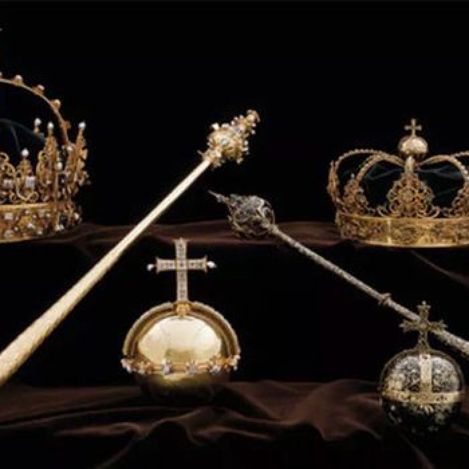 Sweden's Priceless Royal Crown Jewels in Broad Daylight; Thieves Chased by Police on Motorboats