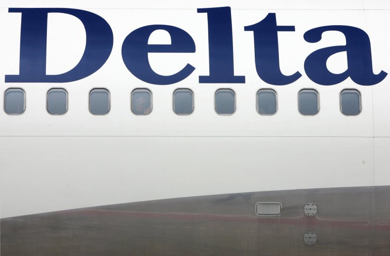 Delta Passengers restrain man making threatening comments on flight 