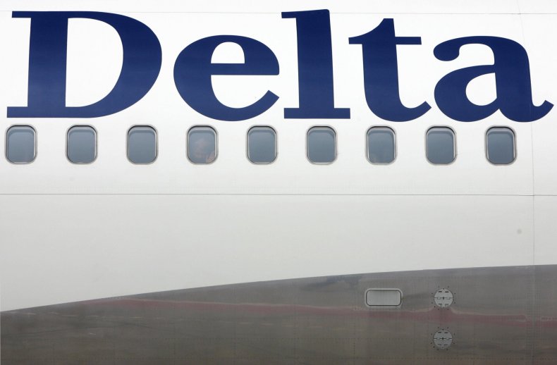 Delta Passengers restrain man making threatening comments on flight
