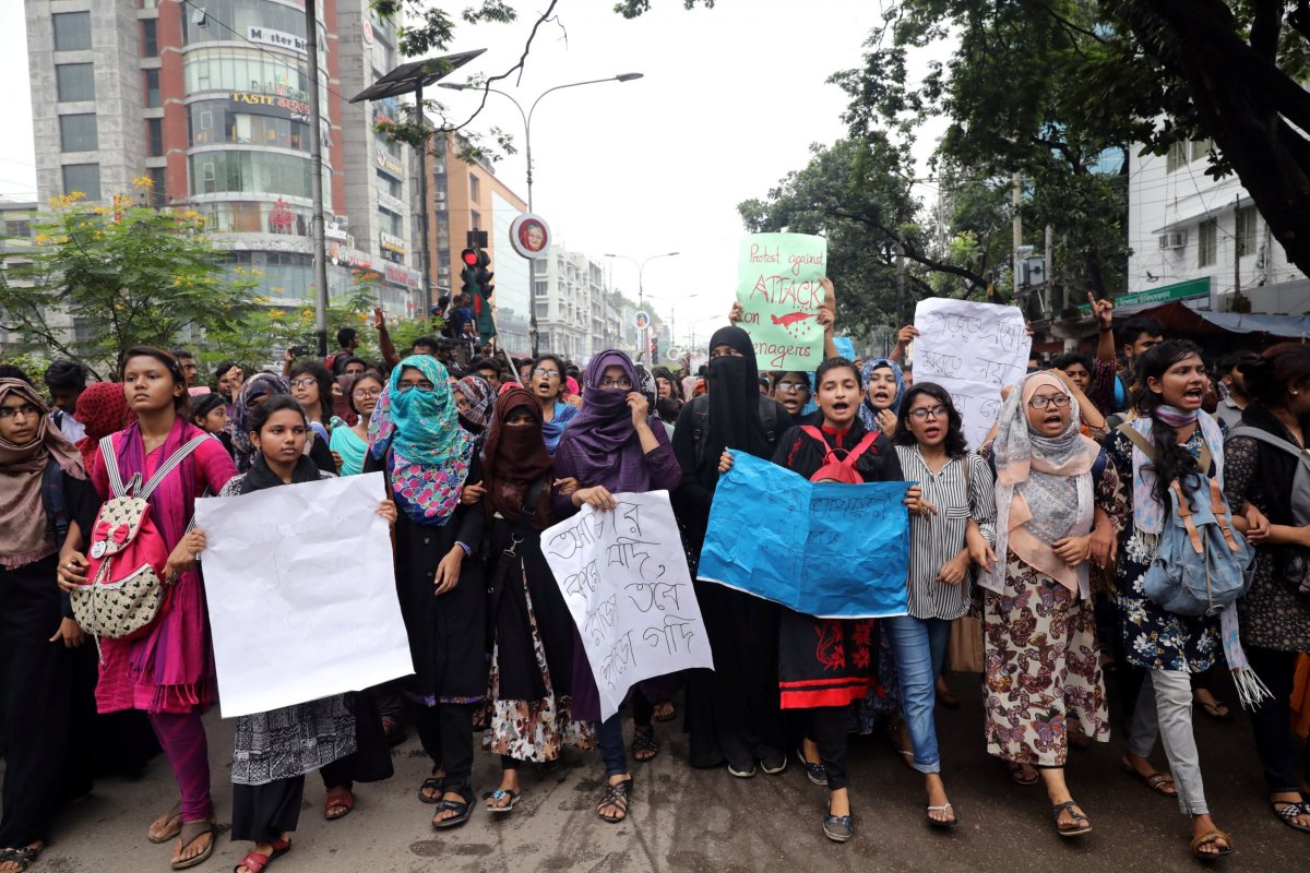 2018-08-05T115915Z_1_LYNXMPEE74090_RTROPTP_4_BANGLADESH-PROTEST