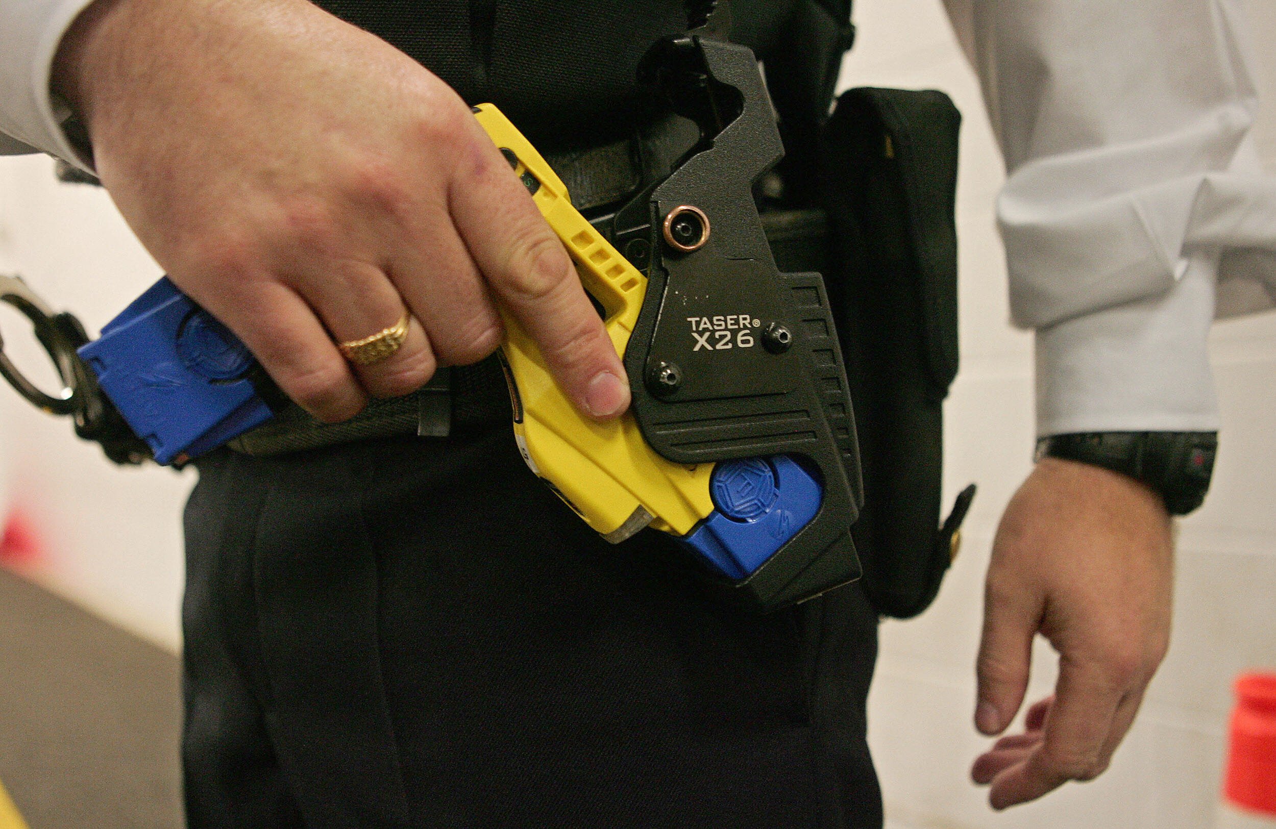 Cincinnati Police Officer Shoots 11-Year-Old Girl With Taser for ...