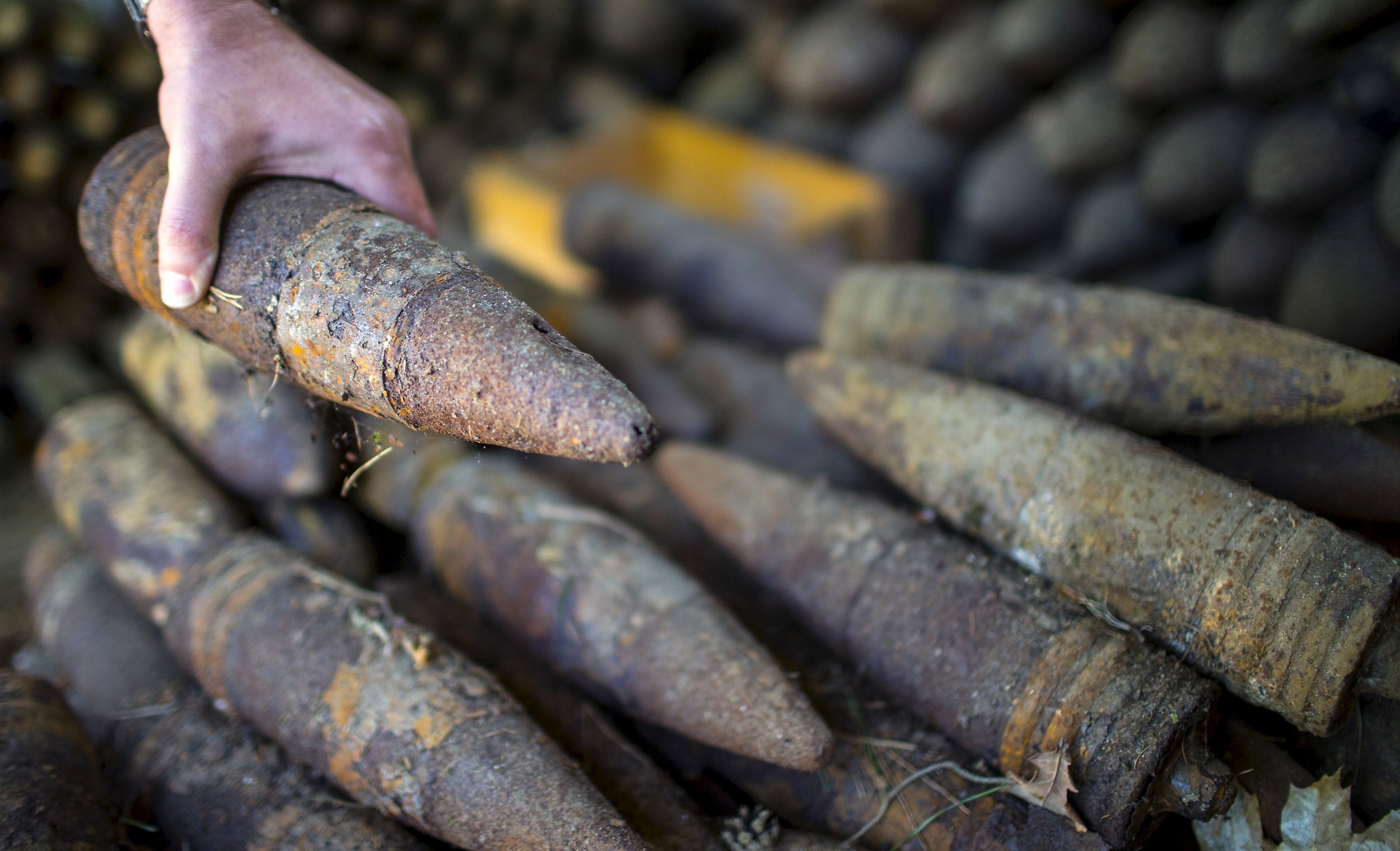 man-finds-unexploded-wwii-bomb-drives-it-to-fire-station-himself