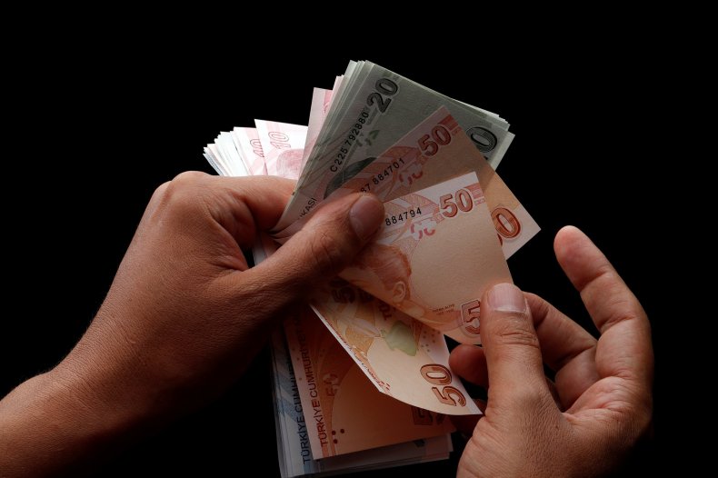 2018-08-15T090025Z_1_LYNXMPEE7E0S9_RTROPTP_4_TURKEY-CURRENCY