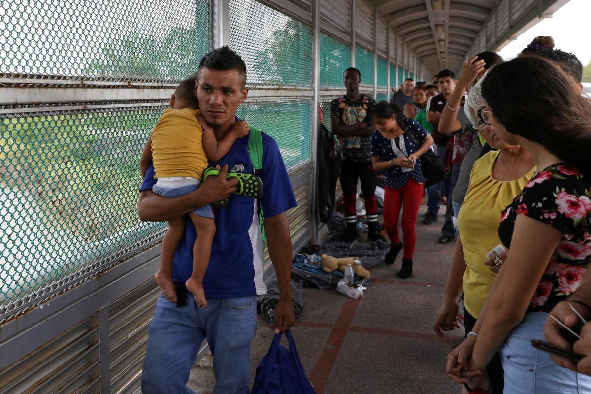 Honduran man seeks asylum with child