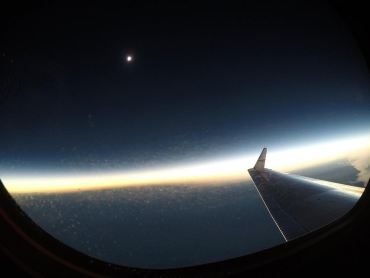 从飞机上消失 eclipse from plane