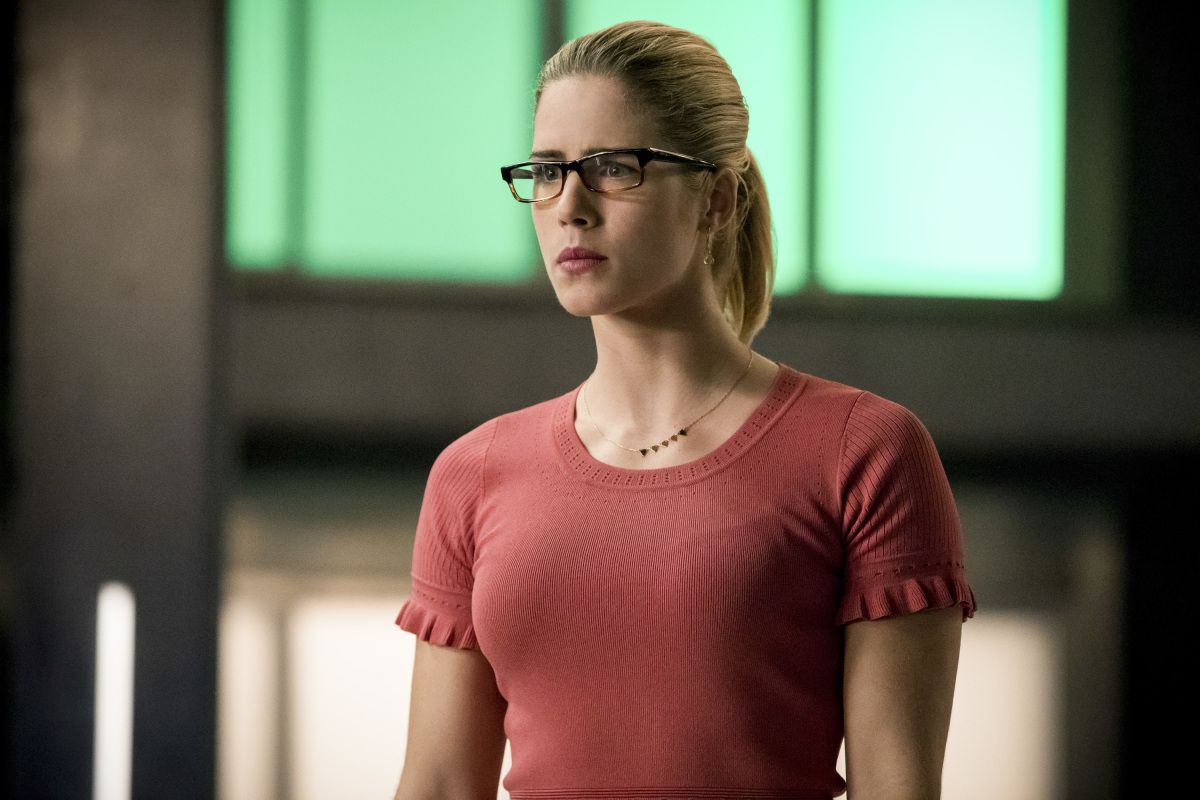 Arrow Season 7 Spoilers Felicity S Smoak Tech And Dealing With Oliver In Prison