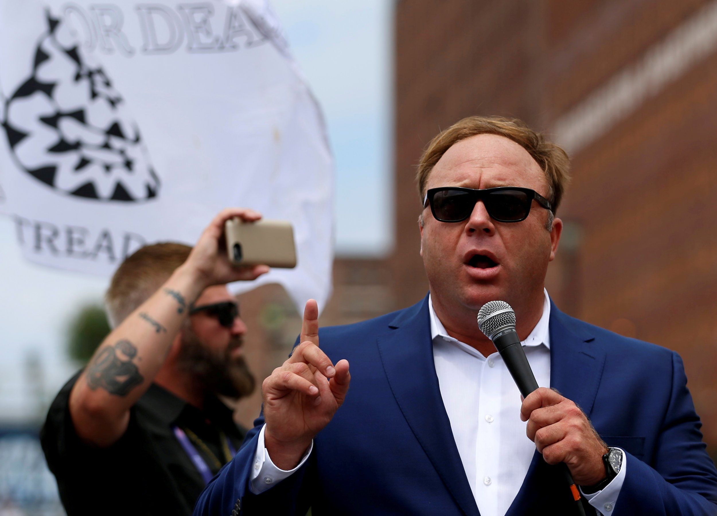 2500px x 1801px - InfoWars' Alex Jones Appeared to Be Viewing Transgender Marissa Minx  Pornography While Filming Personal Wellness Segment