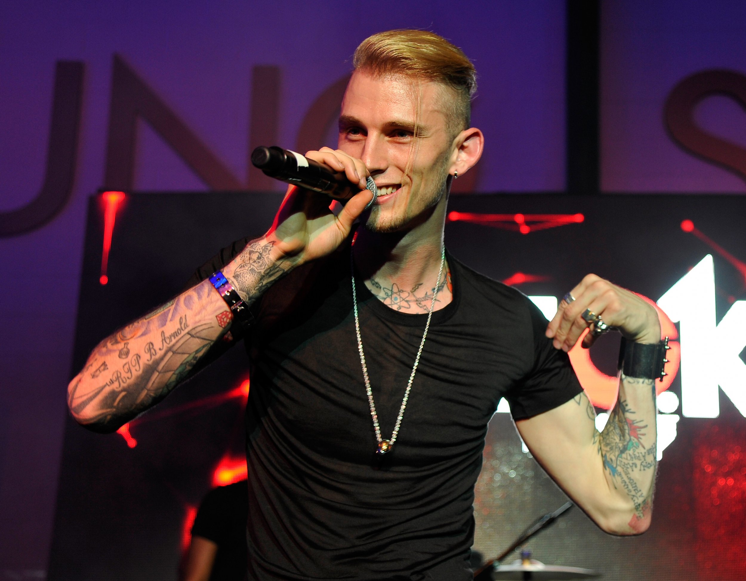 Machine Gun Kelly Fires Back At Eminem In New Diss Track Rap Devil