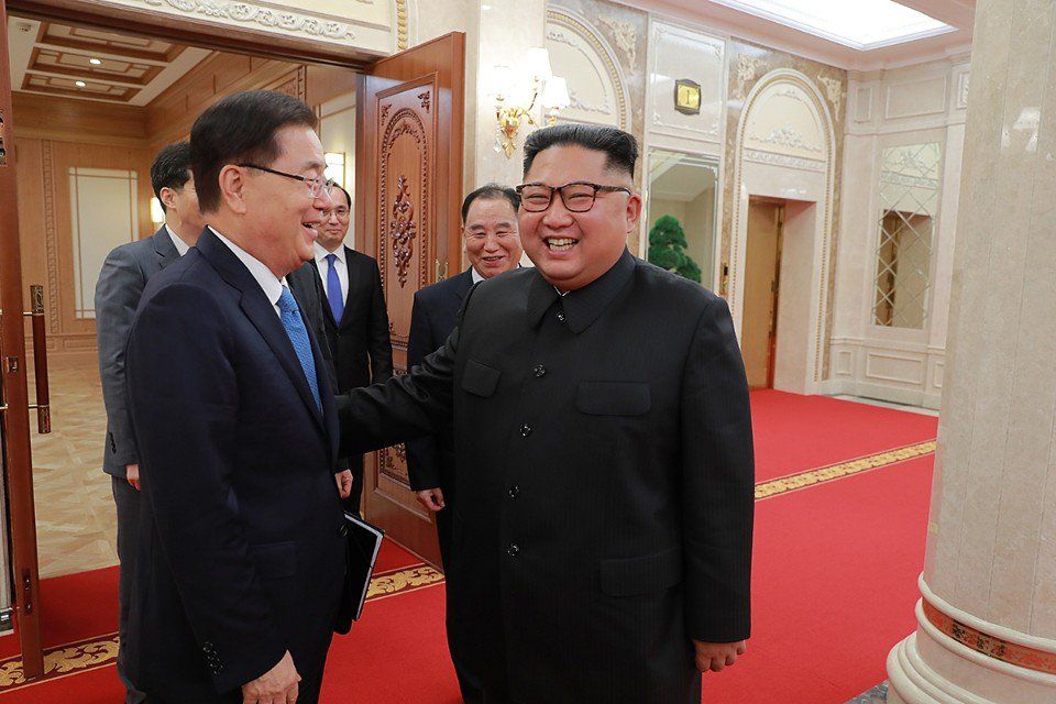 North Korea's Kim Jong Un Looks Really Happy to See South Officials ...