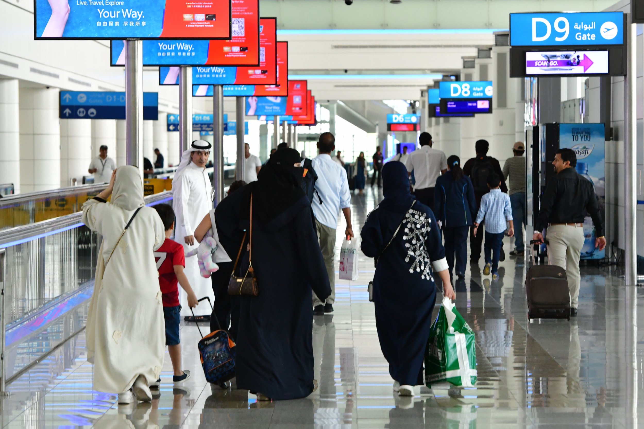 Аэропорт дубая закрыт. Аэропорт Дубай. Аэропорт Дубай фото. Аэропорт Дубай метро. Женщины в аэропорту Дубая.