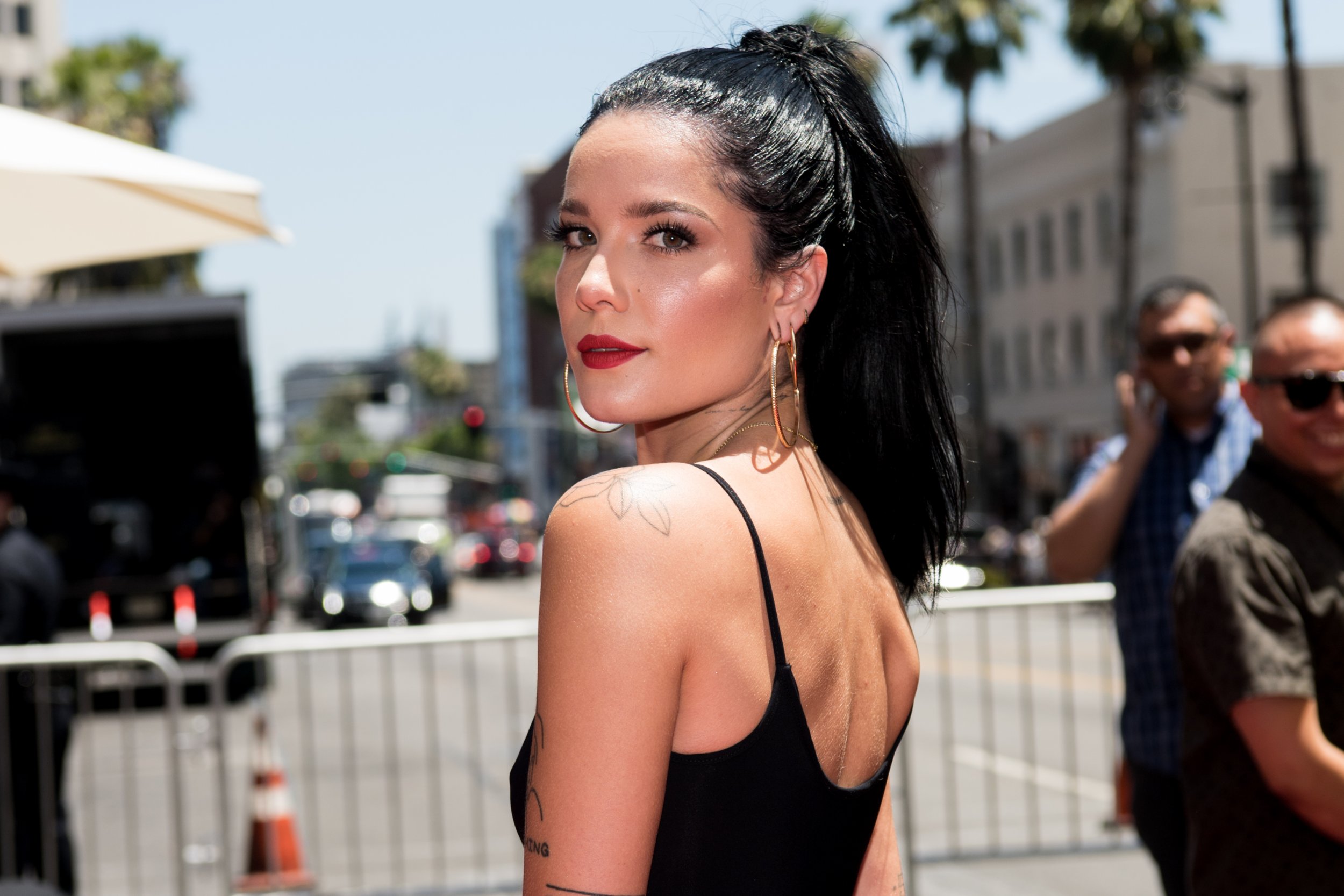 Halsey's Short Blue Hair Is the Perfect Shade for Any Skin Tone - wide 1
