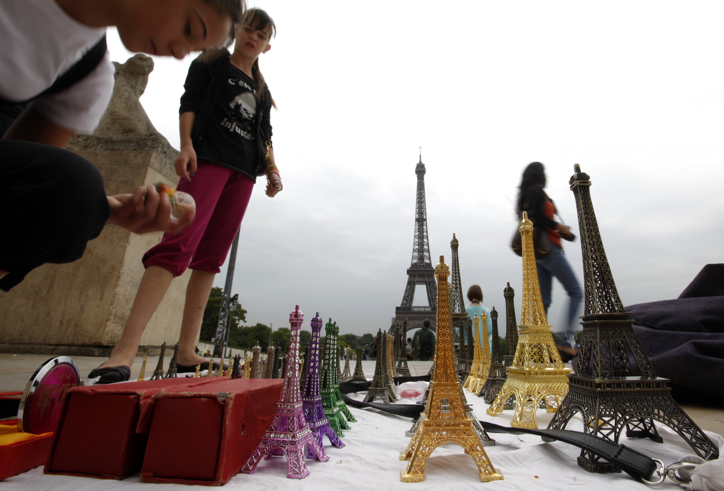 Eiffel Tower statues for sale in gift shop Stock Photo - Alamy