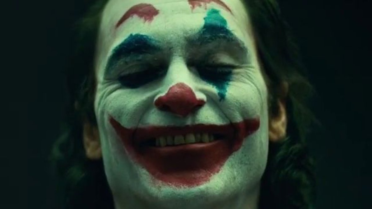 Joaquin-Phoenix-Joker-makeup movie first look dc