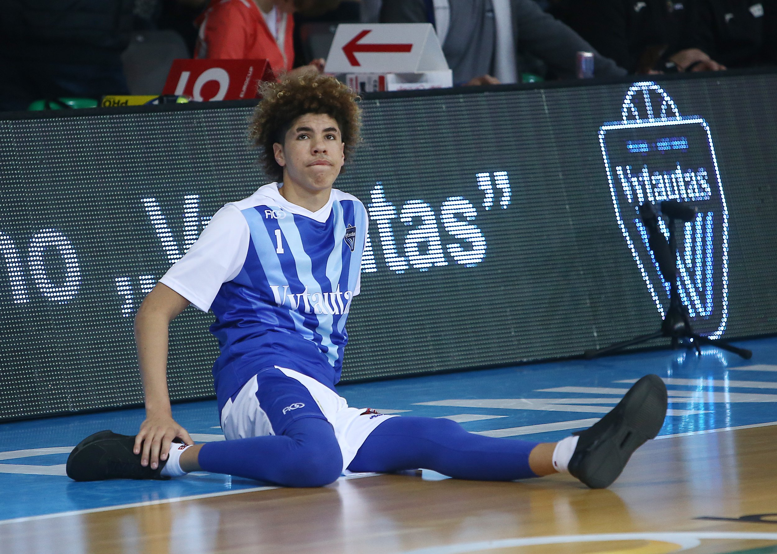 Turo Lietuvoje rungtynių metu LaMelo Ball sukelia muštynes ​​ir yra išvarytas