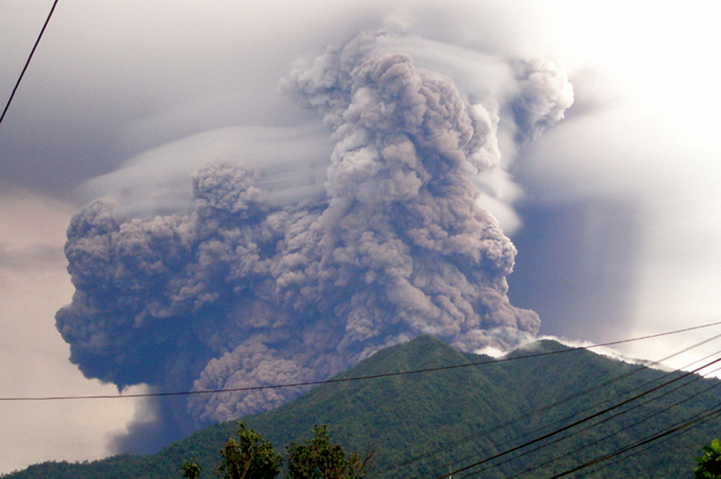 Gunung soputan meletus