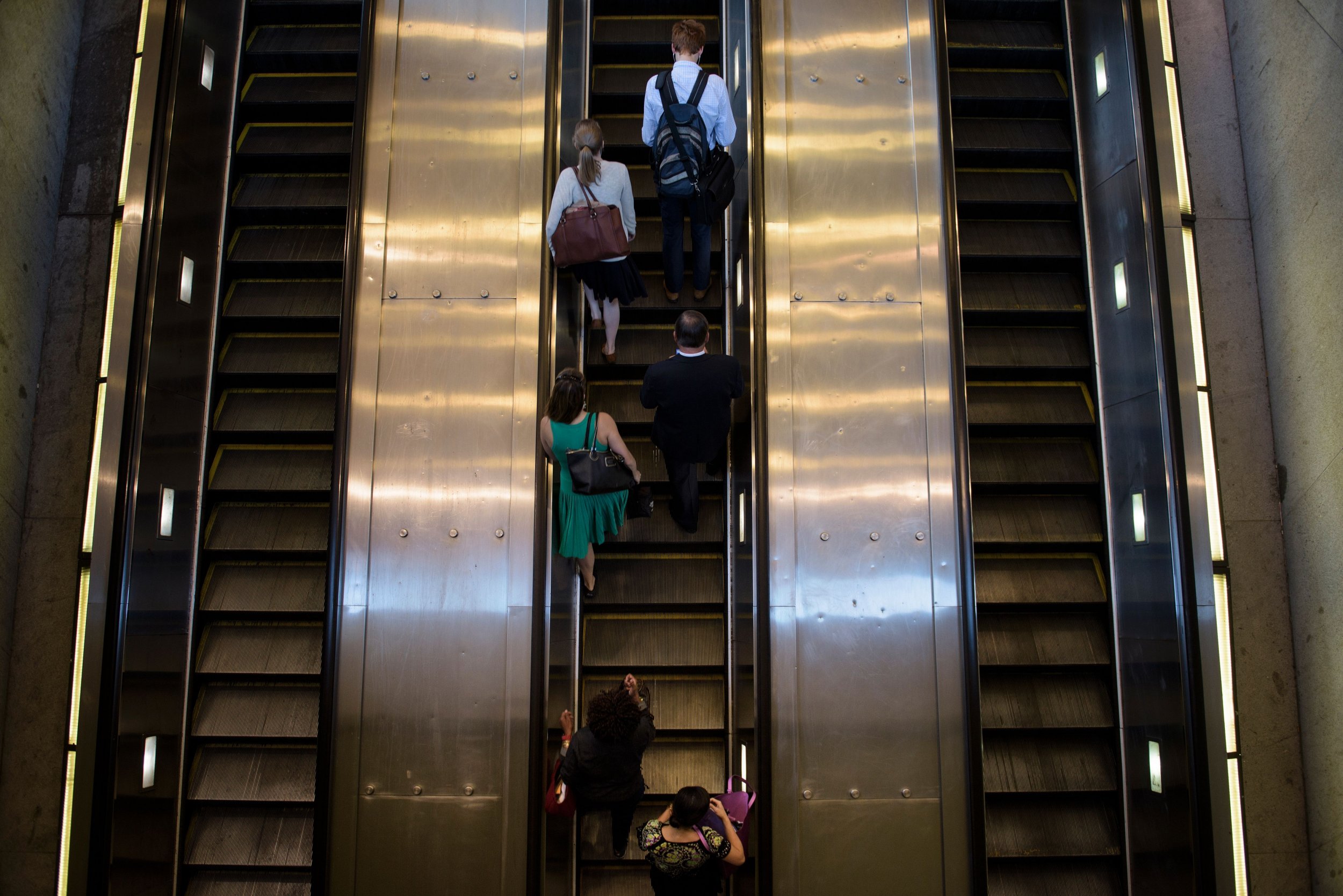 Эскалатор метрополитена поднимает неподвижно. Эскалатор. Люди на эскалаторе. Эскалатор в метро. Станция Беговая эскалатор.