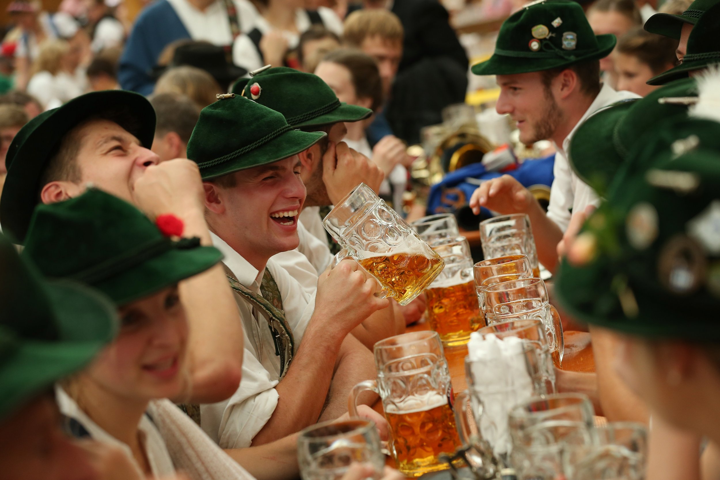 Октоберфест сколько пивоварен участвует в празднике. Октоберфест в Германии. Октоберфест пиво.