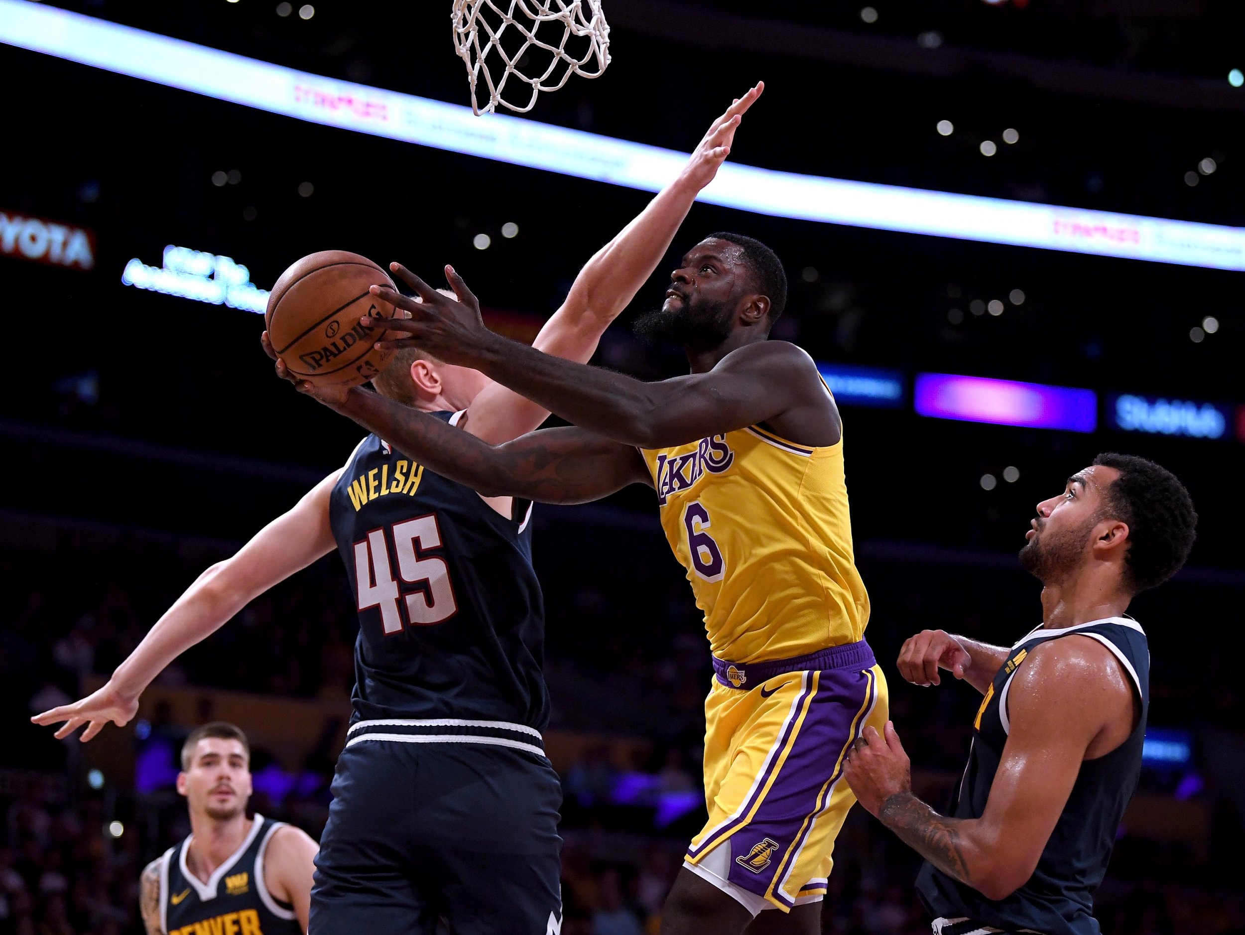 Kobe inspires LeBron in Lakers' first home win