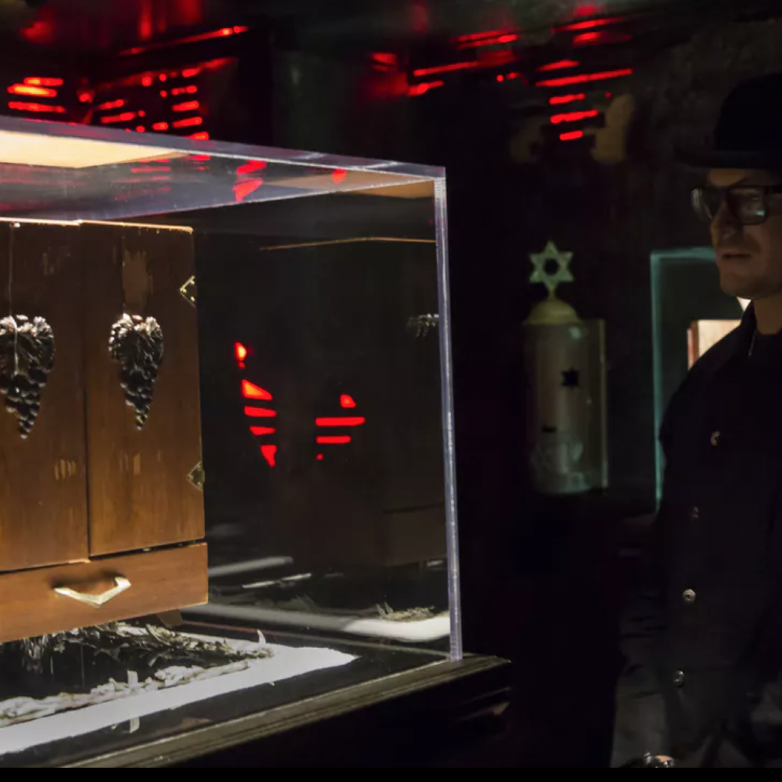 snijden bizon sponsor After Post Malone 'Curse,' Will Zak Bagans Touch Dybbuk Box On 'Ghost  Adventures' Live Special?