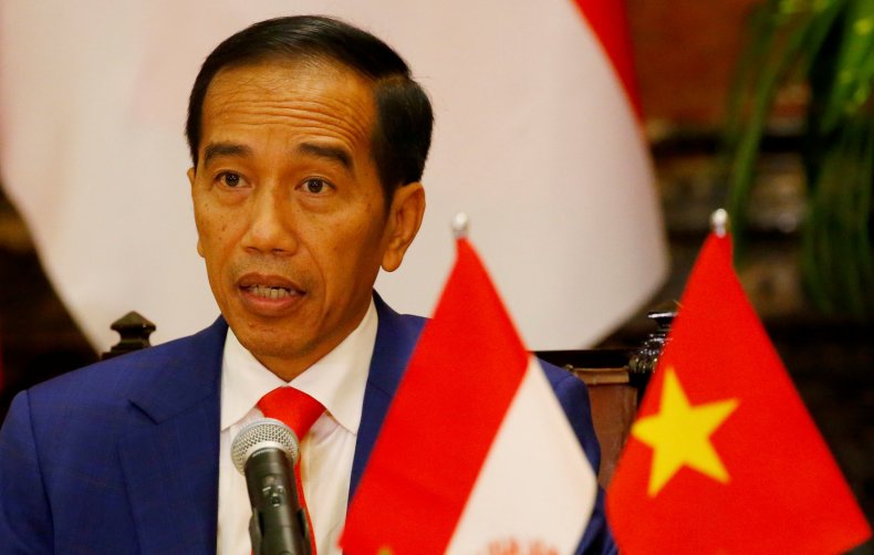 2018-10-31T111959Z_1_LYNXNPEE9U0VD_RTROPTP_4_VIETNAM-INDONESIA-WIDODO