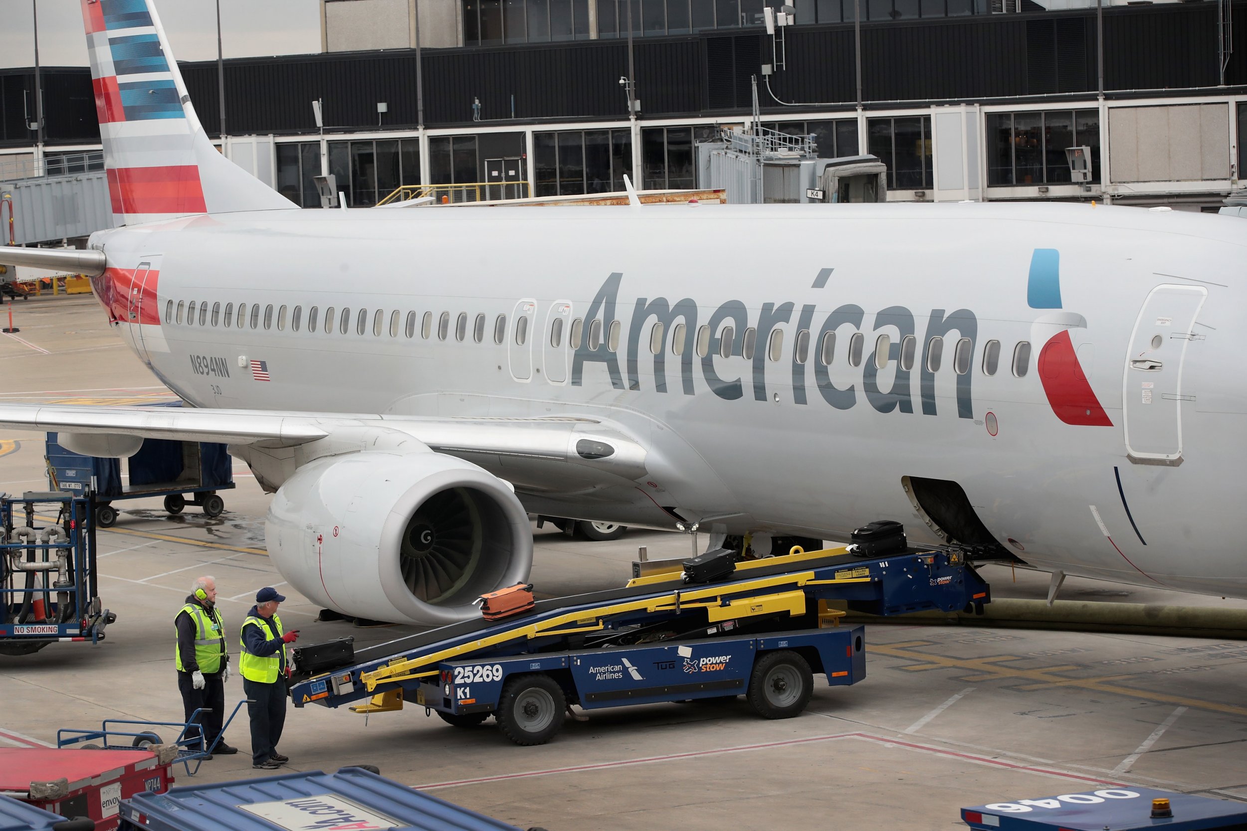 Drunk Baggage Handler Fell Asleep in American Airlines Plane Cargo Hold in  Kansas City, Woke Up in Chicago