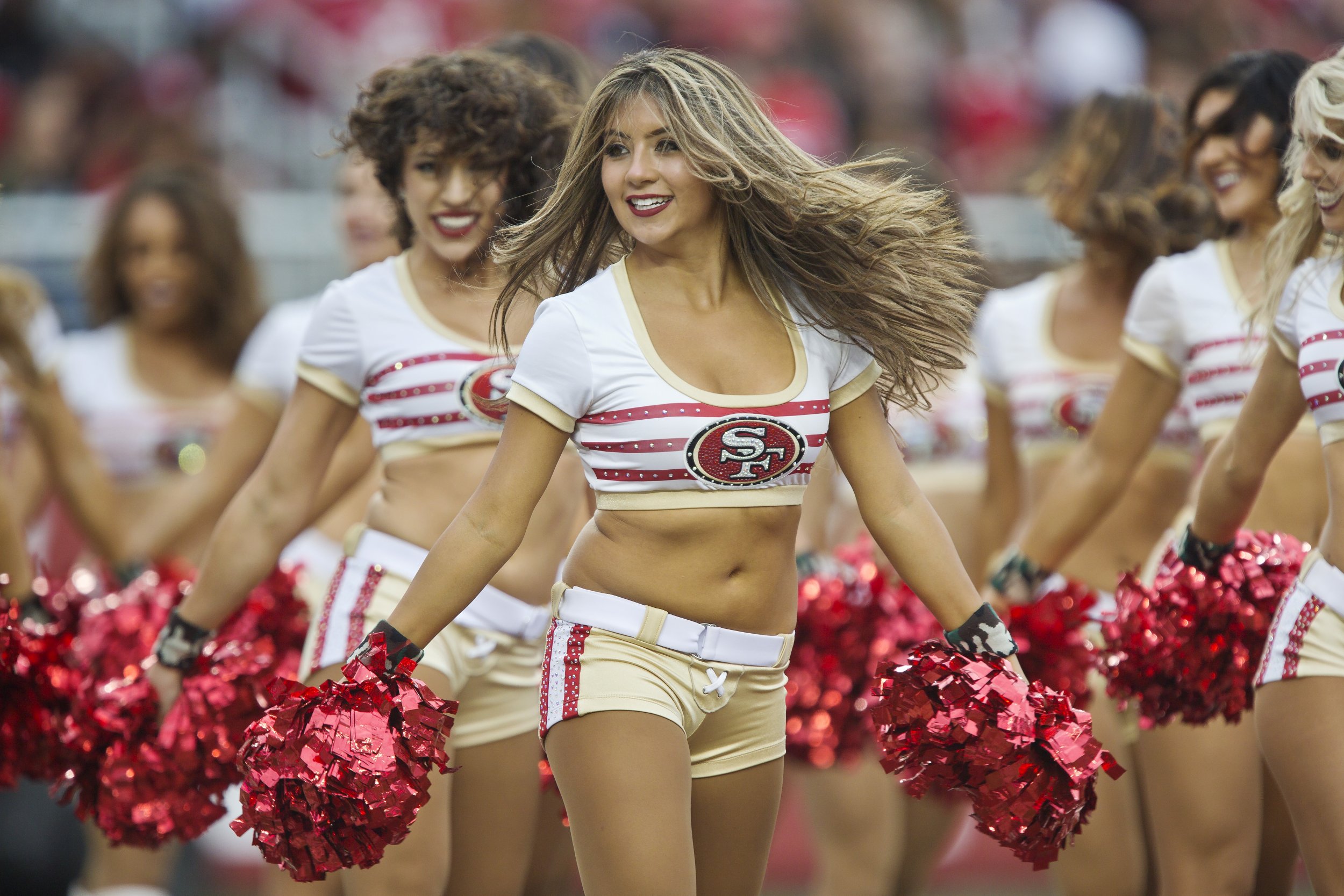 San Francisco 49ers Cheerleader Takes a Knee During National Anthem -  Newsweek