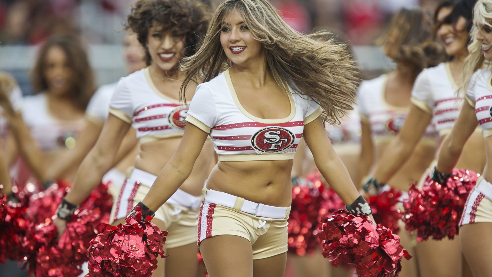San Francisco 49ers Cheerleader Takes a Knee During National Anthem - Newsweek